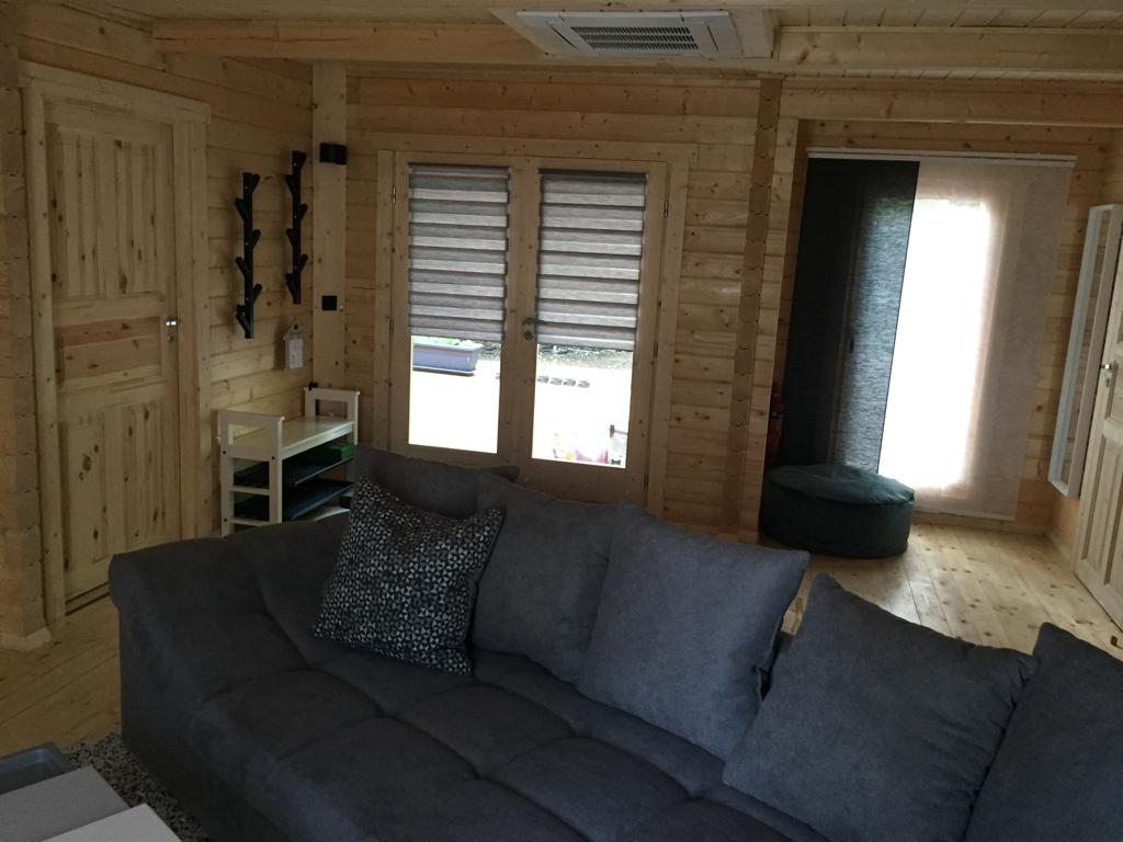 Wohnbereich mit Sofa in der Nature Lodge